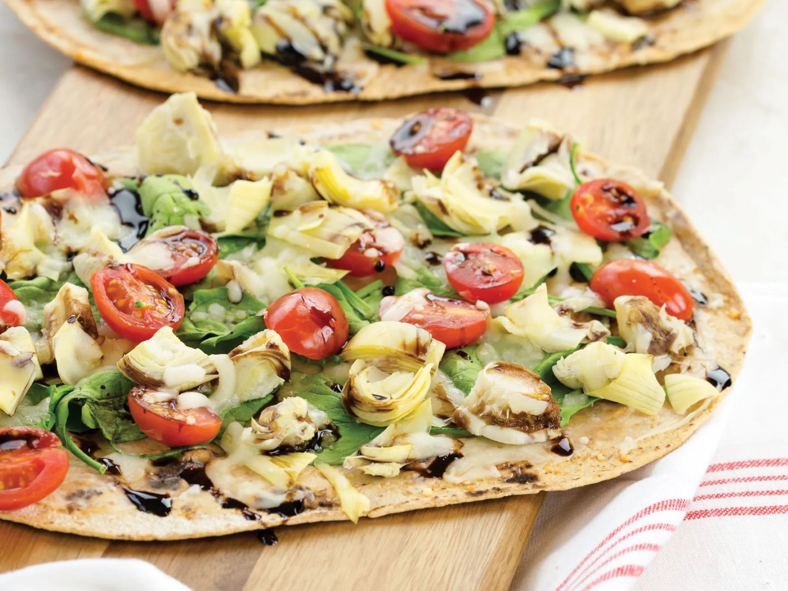 spinach-artichoke-garlic-naan-pizza-recipe