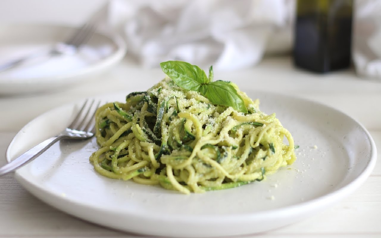 zucchini-noodles-with-avocado-pesto