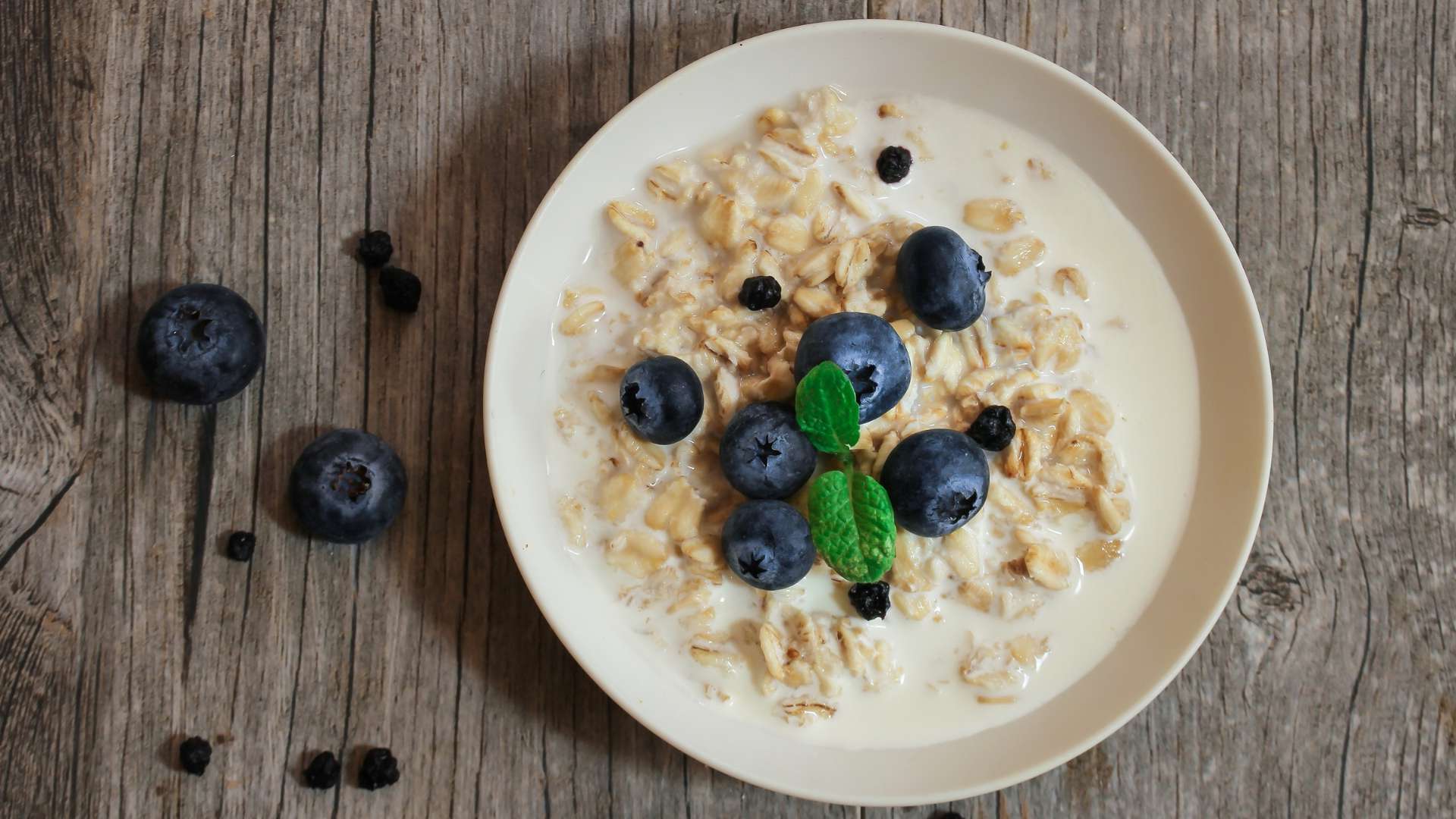 berry-almond-overnight-oats-recipe