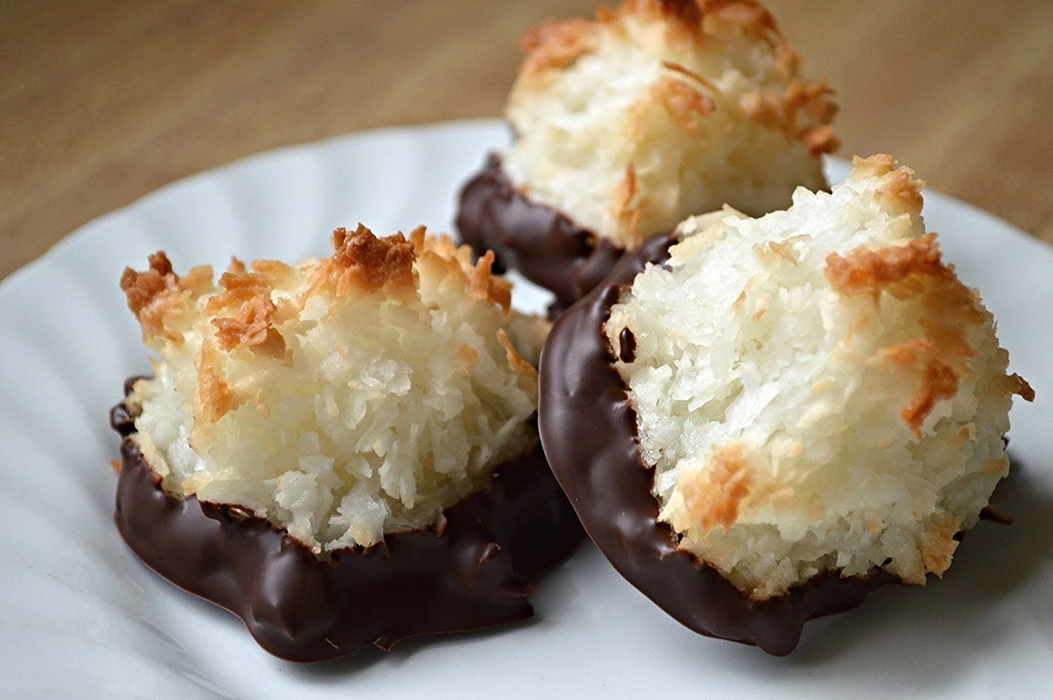 coconut-macaroons-with-chocolate-dip-recipe