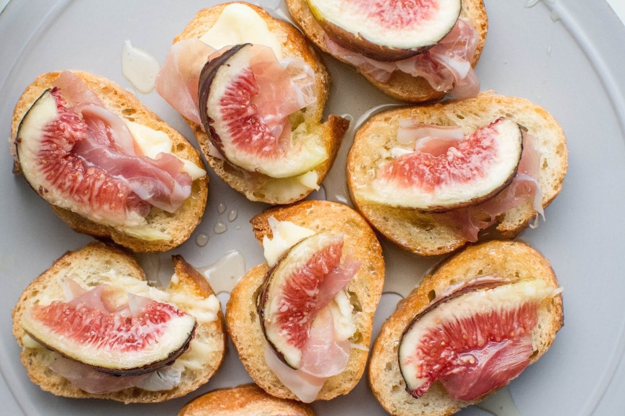 fig-prosciutto-crostini-recipe