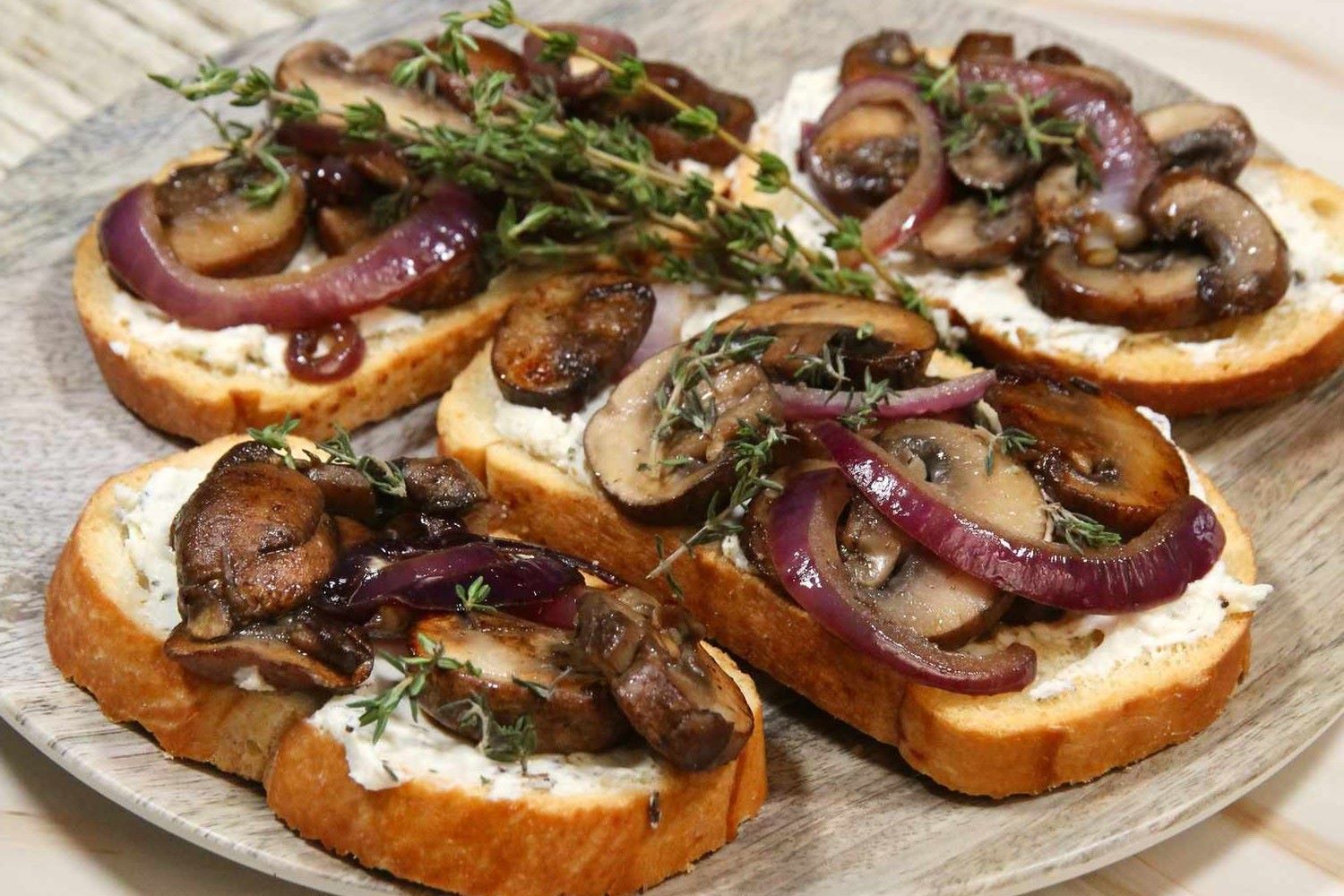 mushroom-thyme-bruschetta-recipe