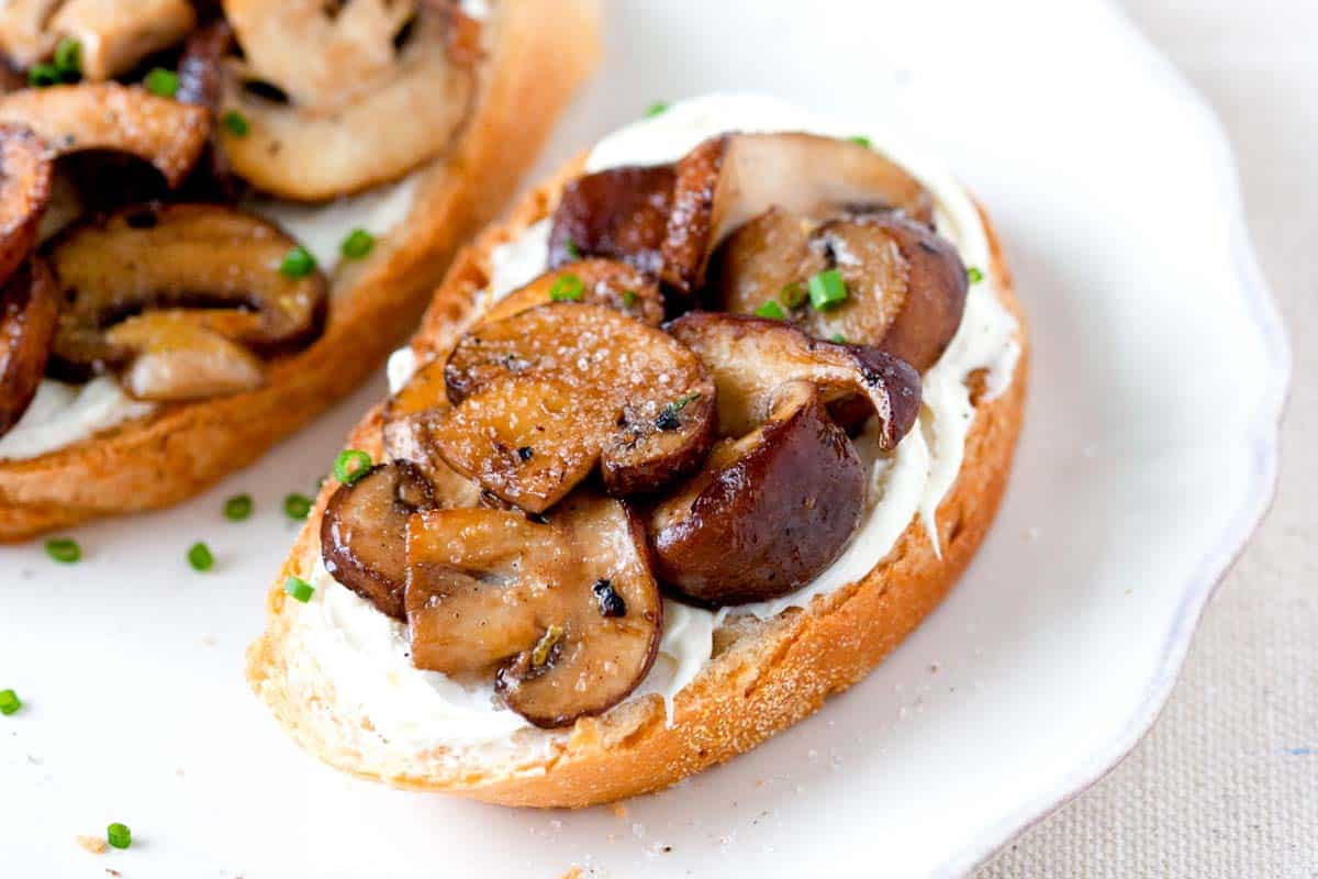 mushroom-thyme-crostini-recipe