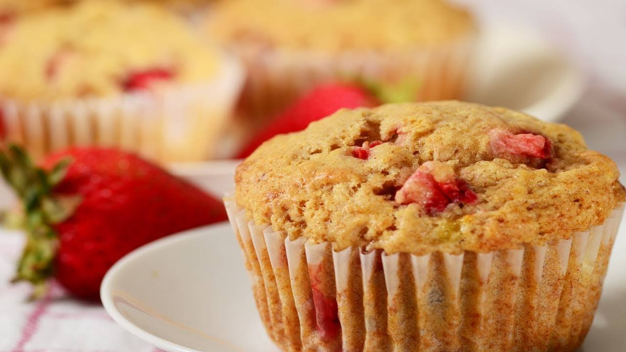 banana-strawberry-muffins-recipe